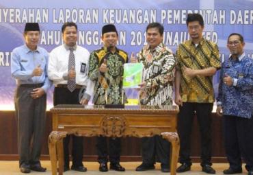 Wakil Walikota Bengkulu Dedy Wahyudi didampingi Asisten III Kota Bengkulu M. Husni serta Kepala Inspektorat Kota Bengkulu Sahudin menyerahkan Laporan Keuangan Pemerintah Daerah (LKPD) Unaudited Pemerintah Kota Bengkulu tahun anggaran 2019 kepada BPK-RI Perwakilan Bengkulu. 