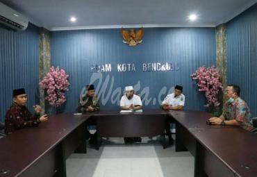 Walikota Bengkulu saat memimpin rapat terbatas bersama managemen PDAM Kota Bengkulu.