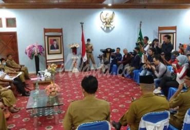 Walikota didampingi Wawali saat melakukan converence pers di Balai Kota, Senin (30/03/20).