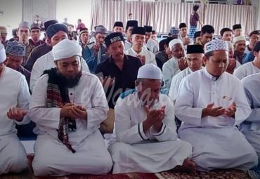 Usai Sholat Jumat, Walikota Bengkulu Helmi Hasan dan warga gelar sholat Taubat dam doa bersama.