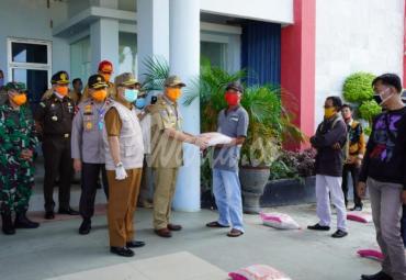 menyerahkan bantuan bahan pokok berupa beras sebanyak 5 ton secara simbolis kepada masyarakat/ kelompok pekerja terdampak Covid-19 didampingi Forkopimda di Kantor Bupati Seluma, 20/04.