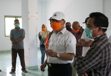 Gubernur Bengkulu Rohidin Mersyah, usai memastikan kesiapan ruang perawatan dan isolasi untuk penanganan Covid-19 di RSUD dr M Yunus Bengkulu, Minggu (05.04.20).