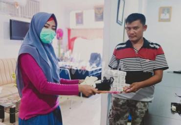 Penyerahan bantuan kepada petugas yang ada dilapangan.