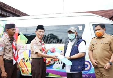 Walikota Bengkulu Helmi Hasan memberikan bantuan hibah mobil operasional untuk Pramuka Kota Bengkulu di Balai Kota Bengkulu, Senin (6/4/2020). 