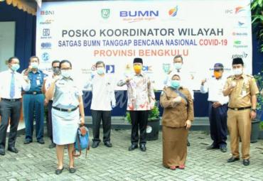 Gubernur Bengkulu Rohidin saat membuka sekaligus meninjau Posko Koordinator Wilayah Satgas BUMN Tanggap Bencana Nasional Covid-19 Provinsi Bengkulu, Senin (6/4) bertempat di Kantor PT. Pelindo II Pulau Baai.