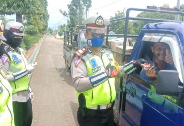 Satlantas Polres Bengkulu Utara bagikan masker, vitamin dan cek kesehatan gratis ke sejumlah pengendara yang melintas. 