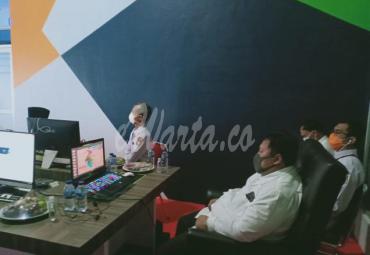 Tampak hadir Bupati Mukomuko, Choirul Huda dalam video conference dengan pemprov Bengkulu.