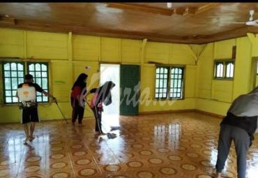 Penyemprotan desinfektan di Desa Maju Makmur.