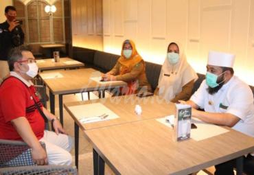 Helmi bersama wawali Dedy Wahyudi datang ke hotel dan bertemu langsung dengan GM Hotel.