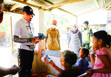 Bupati Bengkulu Selatan, Gusnan Mulyadi saat membagikan masker kepada warga di 3 desa Kecamatan.