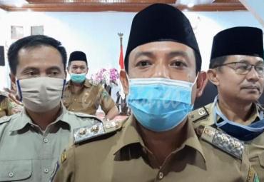 Wakil Walikota Bengkulu Dedy Wahyudi didampingi Asisten I Kota Bengkulu Bujang HR serta Plt Kadis Sosial Alex Periansyah bersama seluruh Camat di Kota Bengkulu di Balai Kota.