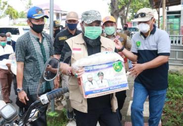 Tata cara penyerahan sembako ini diperagakan langsung oleh Walikota Bengkulu Helmi Hasan didampingi wawali Dedy Wahyudi di Kelurahan Pasar Baru