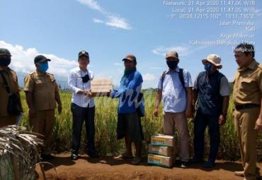 Ricky usai mewakili Gubernur memberikan bantuan pada petani, di Kemumu, Bengkulu Utara, Selasa (21/4).