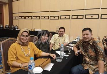 Nery Gustiani kiri, bersama Waka II dan Anggota DPRD Seluma lainya.