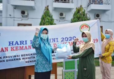 Derta menyerahkan bantuan kepada Tim Medis RSMY di BPSDM Provinsi Bengkulu, Kamis (23/04).