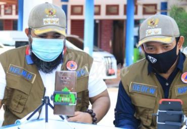 Walikota dan Wawali saat live streaming bersama warga penerima bantuan beras dan mie instan.