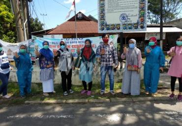 Kepala Dinas Kesehatan dan Tim berswafoto bersama petugas piket di posko perbatasan.
