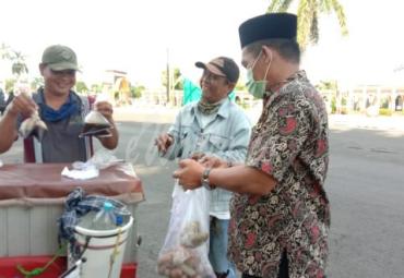 Kabag Umum Setda kota Bengkulu mendatangi pedagang gorengan dan memborong semua dagangannya.