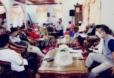 Dedy mengingatkan kembali pesan walikota bahwa semuanya harus dapat. Semua harus dapat (rasmie). Harus ada stok sehingga saat ada yang tidak dapat, langsung diberikan.