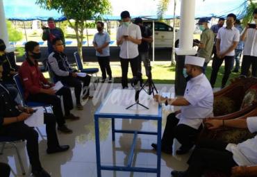 Saat bertemu dengan para mahasiswa itu, sambil live Helmi berpesan kepada mahasiswa untuk terlibat aktif membantu pendistribusian rasmie dan memastikan penyalurannya diterima oleh seluruh warga dan mahasiswa yang ada di Kota Bengkulu.