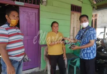 Pembagian masker kepada warga desa Lubuk Pinang.