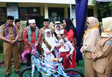 Dokumen foto Walikota Bengkulu saat menyerahkan hadiah sepeda peduli siswa.