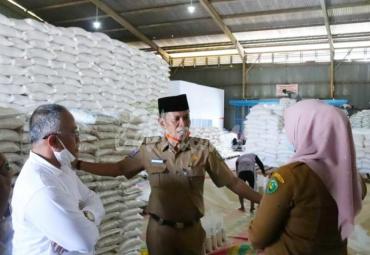 Plt Kepala Dinas Sosial Kota Bengkulu meninjau gudang Badan Urusan Logistik (Bulog) guna memastikan kesiapan bantuan pangan untuk masyarakat Kota Bengkulu.