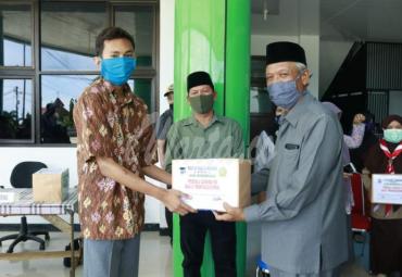 Penyerahan bantuan sembako untuk mahasiswa terdampak covid-19 secara langsung oleh Rektor IAIN Bengkulu Prof. Dr. H Sirajuddin, M. M. Ag MH.