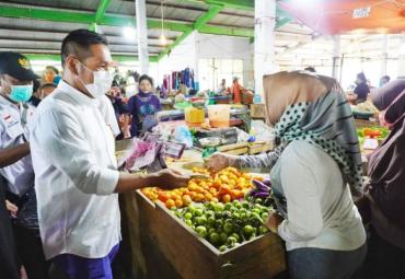 Wakil Gubernur Bengkulu Dedy Ermasyah saat membagikan masker gratis ke para pedagang pasar.