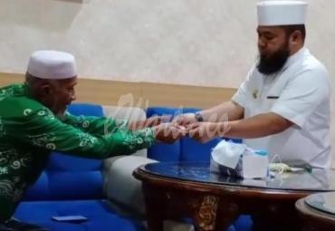 Walikota Bengkulu saat menyerahkan gajinya untuk covid- 19 melalui Baznas.