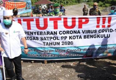 Helmi saat meninjau langsung posko Covid-19 di depan gang masuk eks lokalisasi bersama wakil walikota Dedy Wahyudi. Sudah dipasang spanduk ukuran besar di sana dengan tulisan ‘Ditutup!”