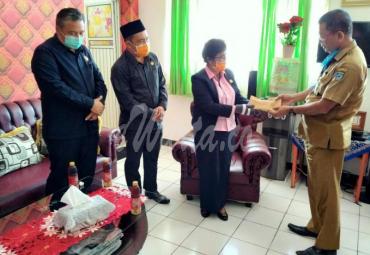 Ketua DPRD Bengkulu Utara, Sonti Bakara menyerahkan bantuan yg di terima langsung oleh Direktur RSUD Arga Makmur.