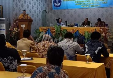 Rapat Koordinasi Ujian Nasional (UN) Tingkat SLTP sederajat di Hotel Pasir Putih, Pantai Panjang, Kota Bengkulu, Senin malam (17/2).