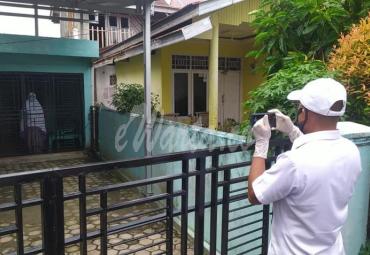Bupati Bengkulu Selatan, Gusnan Mulyadi di dampingi Forkopimda dan Kadis Kesehatan saat mengunjungi kediaman pasien terkonfirmasi covid-19 tanpa gejala.