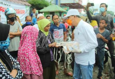 Gubernur bagikan masker untuk para pedagang di Pasar Minggu, Sabtu (2/5/20). 