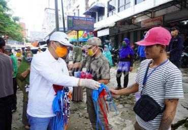 Gubernur Rohidin bagikan masker kepada pedagang dam tukang parkir di Pasar Panorama.