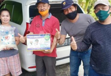 Plt Kadis PUPR Kota Bengkulu turun langsung ikut membagikan Rasmi ke warga.