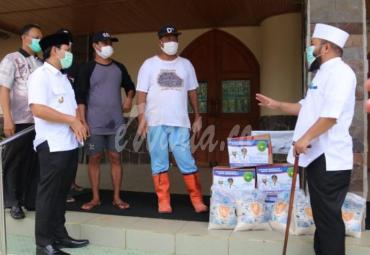 Walikota Bengkulu Helmi Hasan dan wawali Dedy Wahyudi memberikan bantuan kepada Pastur di Gereja ST Yohanes sebanyak 5 orang, Senin (4/5/2020).