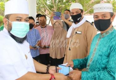 Walikota Bengkulu Helmi Hasan dan wawali Dedy Wahyudi menyerahkan bantuan kepada 140 ustad se-Kota Bengkulu