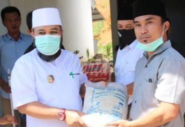 Walikota Bengkulu Helmi Hasan dan Wakil Walikota Dedy Wahyudi kepada warga Kota Bengkulu yang tercecer (belum mendapat bantuan) di Perumahan Tebat Rapak Kecamatan Muara Bangkahulu, Rabu (6/5/2020).