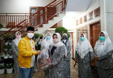 Sebanyak 100 APD berupa 100 lembar baju hazmat dan 100 botol sabun cair pencuci tangan, diberikan kepada IBI.