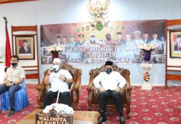 Walikota Bengkulu Helmi Hasan dan wawali Dedy Wahyudi didamping Plt Kepala Dinas Sosial Bujang HR menggelar rakor melalui video conference dengan seluruh Camat Kota Bengkulu, Jumat (8/5/2020).