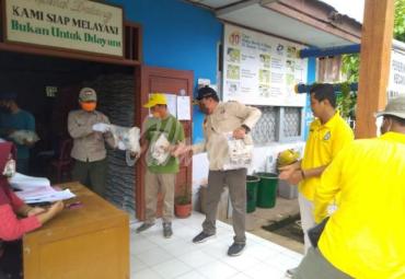 Plt Kadis PUPR, Noprisman turun langsung membantu bongkar muat Rasmie serta mengantarkan Rasmie langsung ke rumah warga, yang didampingi Kabid Jasa Konstruksi Feryzon dan Kabid Cipta Karya Maas Syabirin Thaher.