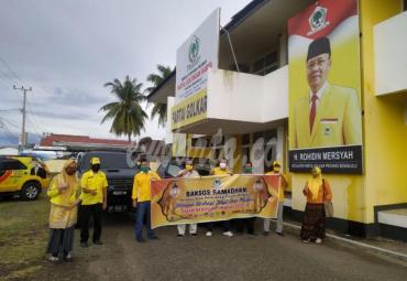 Penguru berswafoto bersama sebelum meluncur membagikan takjil dan masker gratis, Sabtu (9/5/29).