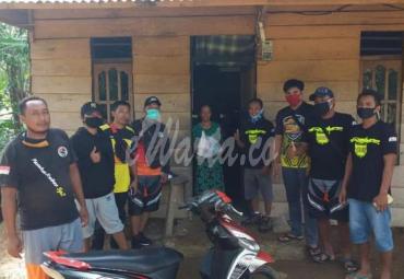 Patut ditiru, gunakan dana pribadi, komunitas trail Sp 2 Majunto Mukomuko berbagi sembako ke warga.