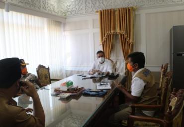 Wakil Gubernur Bengkulu Dedy Ermansyah mengadakan pertemuan terbatas bersama Kadis Kesehatan Provinsi Bengkulu dan Kepala Pelaksana BPBD Provinsi Bengkulu, Senin (11/5) di Ruang Kerja Wakil Gubernur Provinsi Bengkulu. 