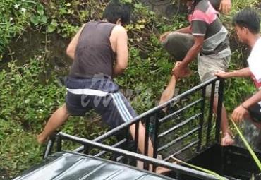 Proses evakuasi korban oleh petugas di bantu masyarakat.