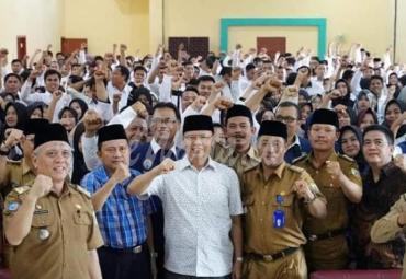 Foto dokumen usai pembagian SK tenaga PTT dan GTT awal tahun lalu.