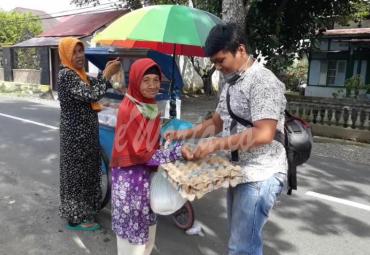 Forum Jurnalis Rejang Lebong berbagi Sembako gratis.