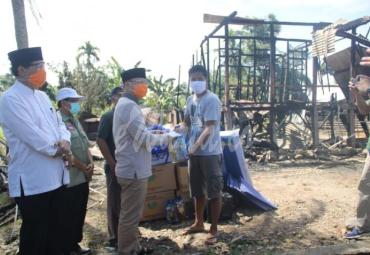 Selain memberikan bantuan sembako, uang tunai dan keperluan rumah lainnya, Gubernur Bengkulu kesepuluh ini juga menyerahkan bantuan alat pendengaran kepada bapak Daswan. Sehingga ia dapat kembali mendengar lebih baik.